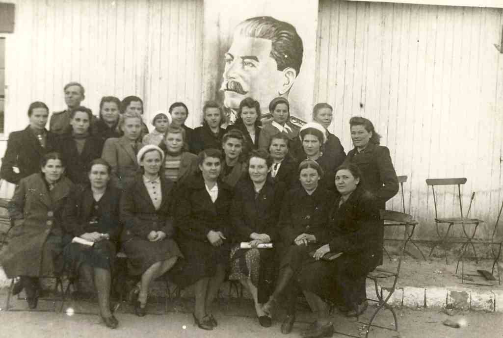 Русские жёны офицеров, г. Швейдниц, сентябрь 1946г. Мама с подругой сидят в центре