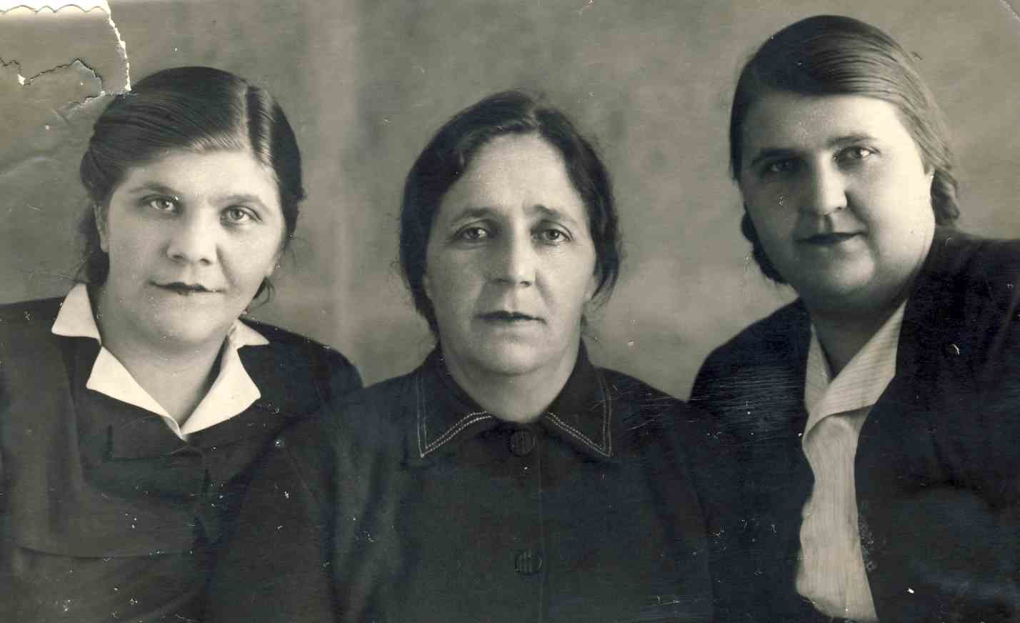 три сестры:Соня, Настя Таня , 1952г