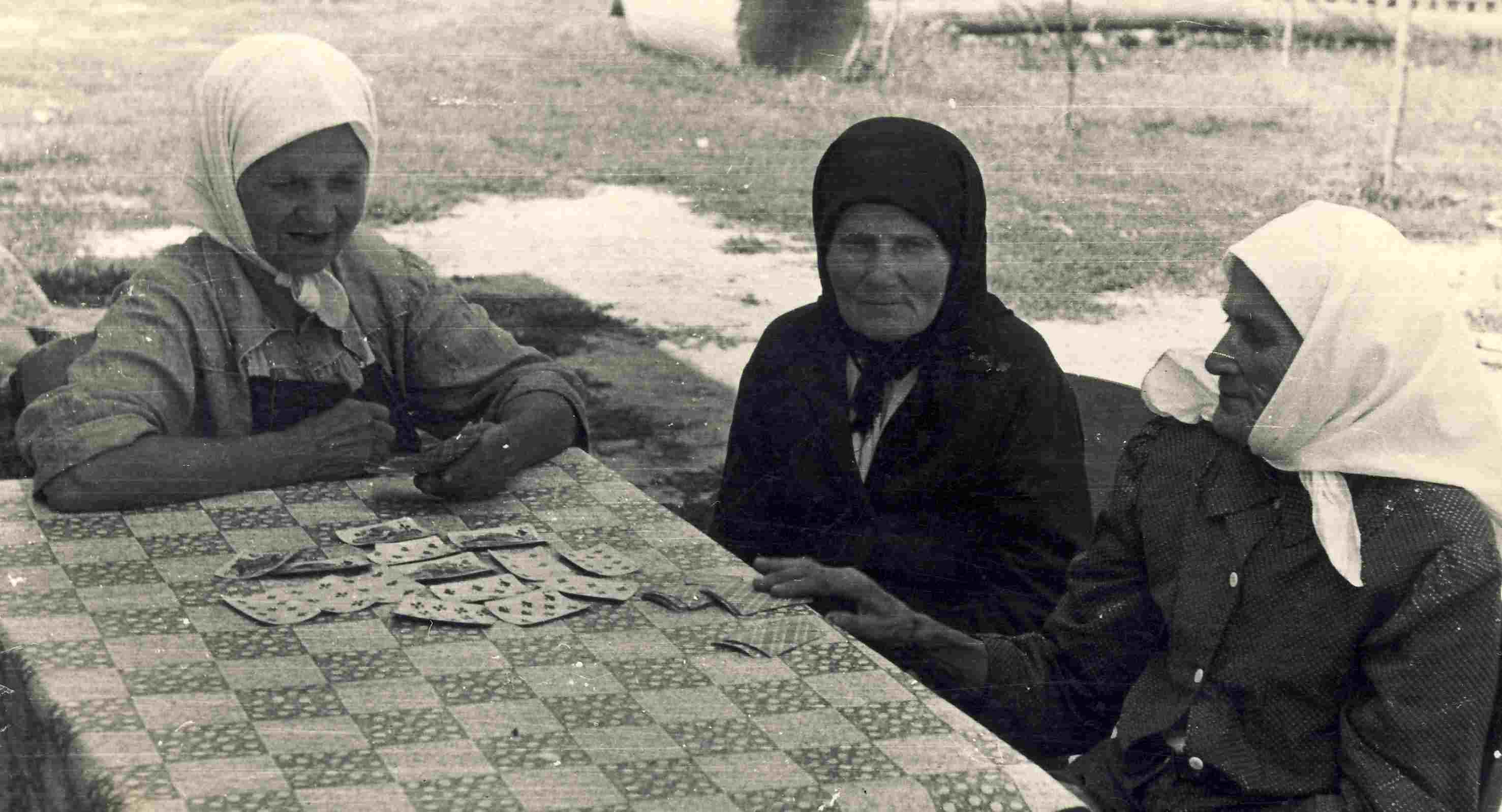Слева направо Ольга Павловна, баба Васька и баба Груня
