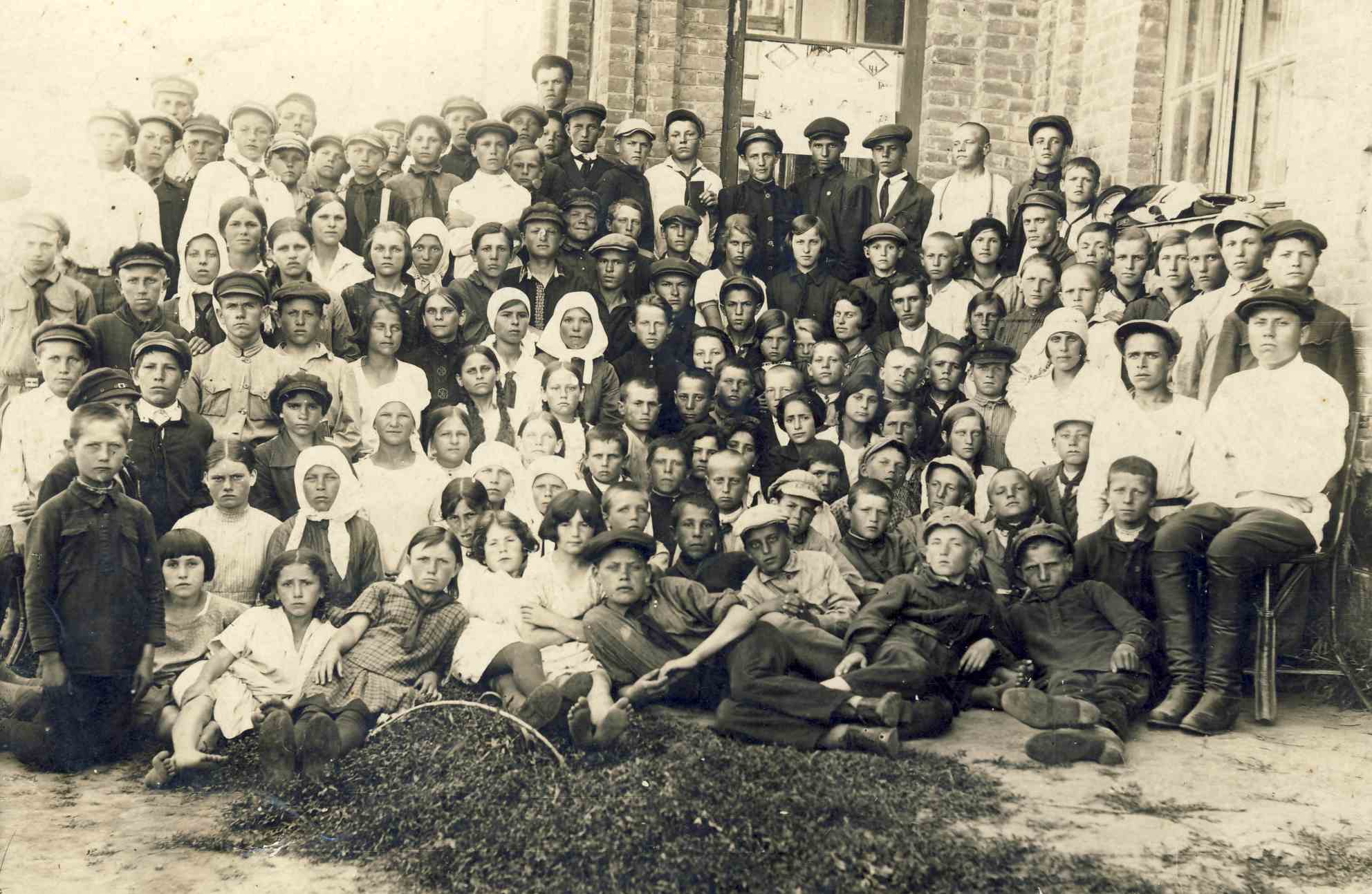 Комсомолец Володя Сокирко (сидит справа) с сельскими пионерами.