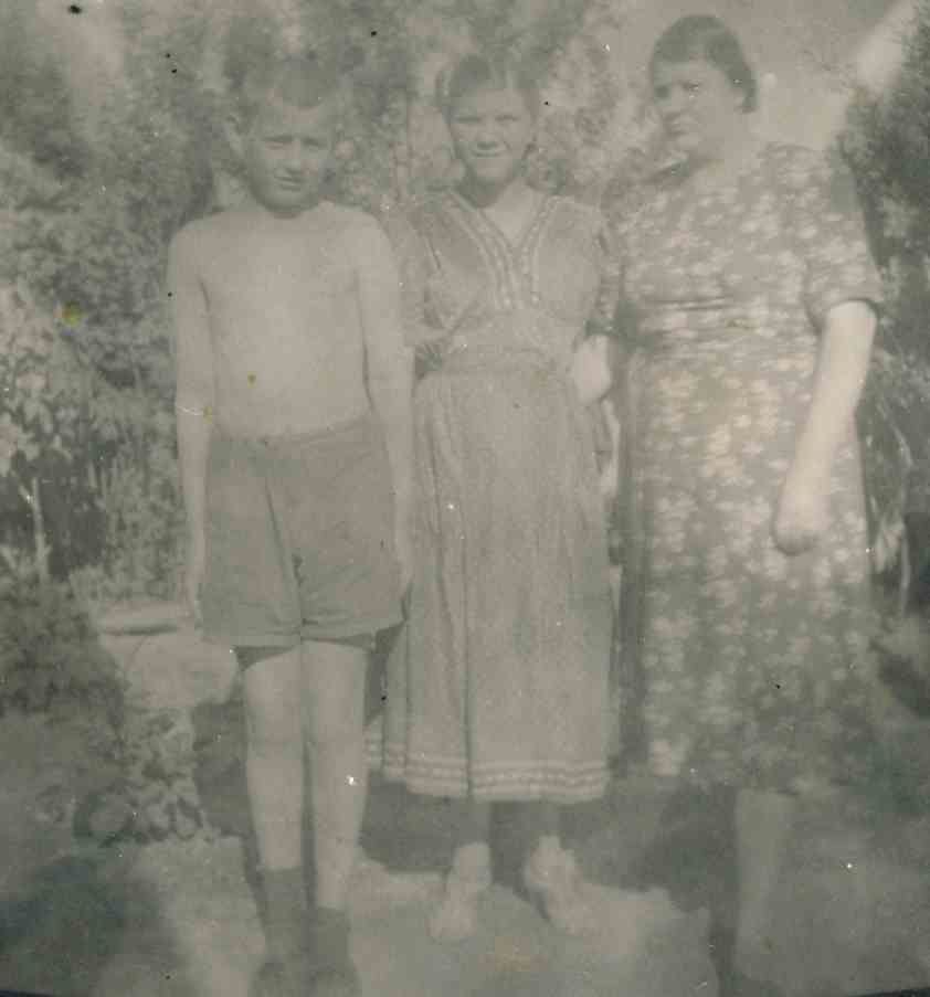 На  фото 1954 года  я  с Соней и мамой в огороде